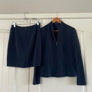 Tahari, two piece suit, skirt and jacket women’s size 10 navy blue